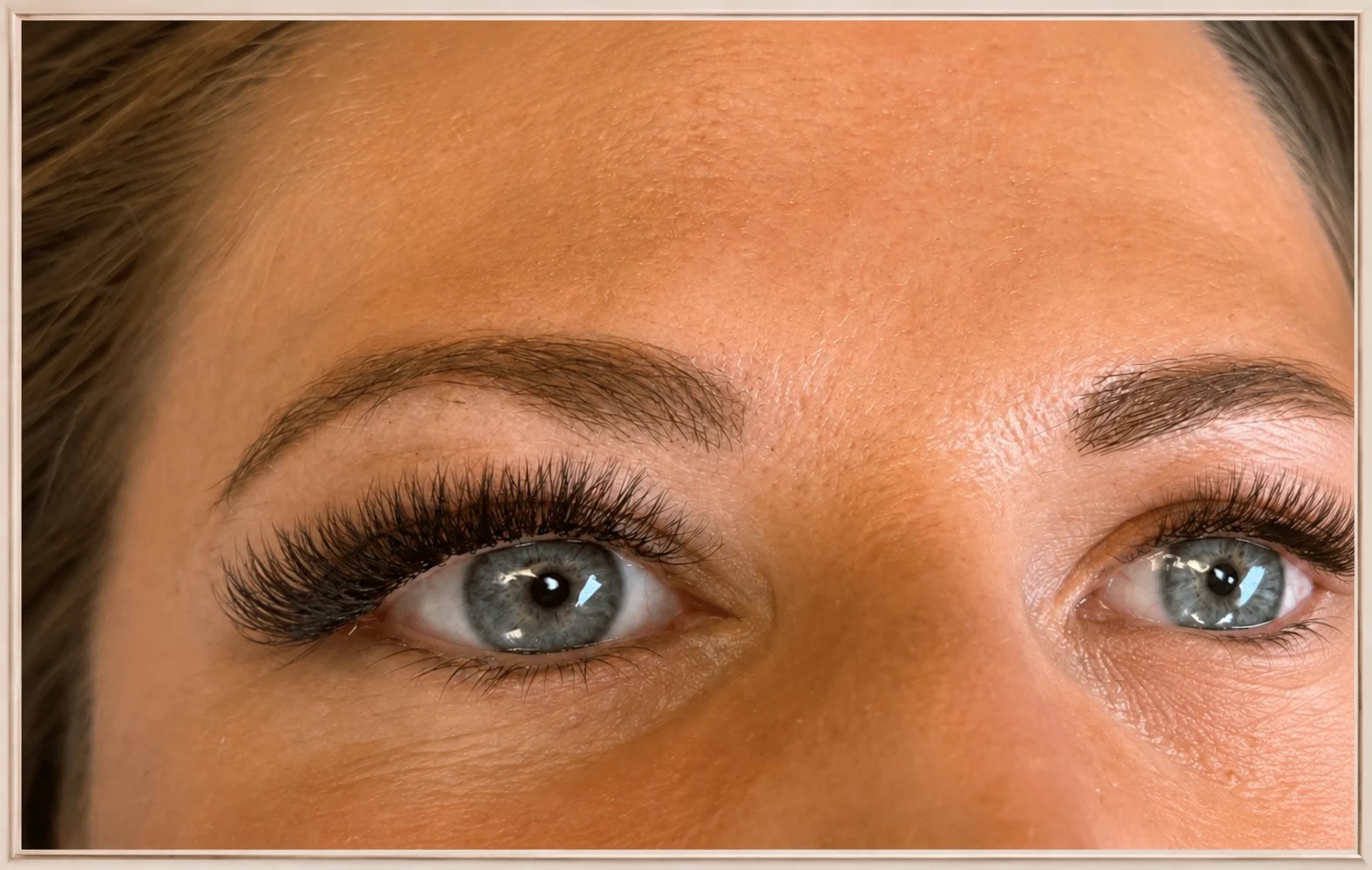 Wimpernverlängerung an beiden Augen