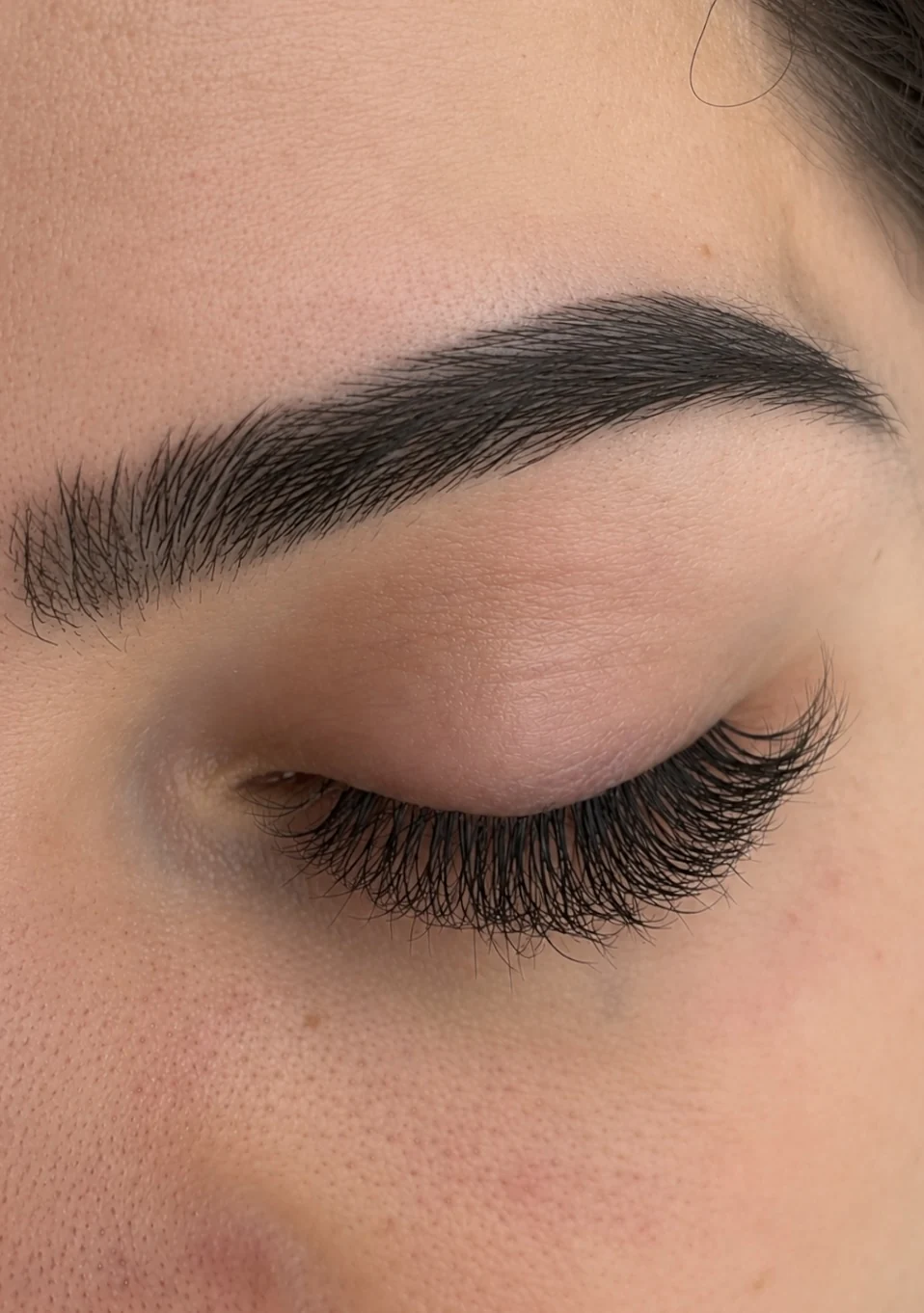 Wimpernverlängerung bei geschlossenem Auge