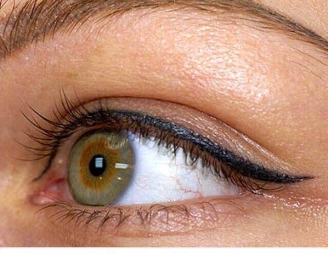 Permanent Make-up als präziser Lidstrich am oberen Wimpernkranz