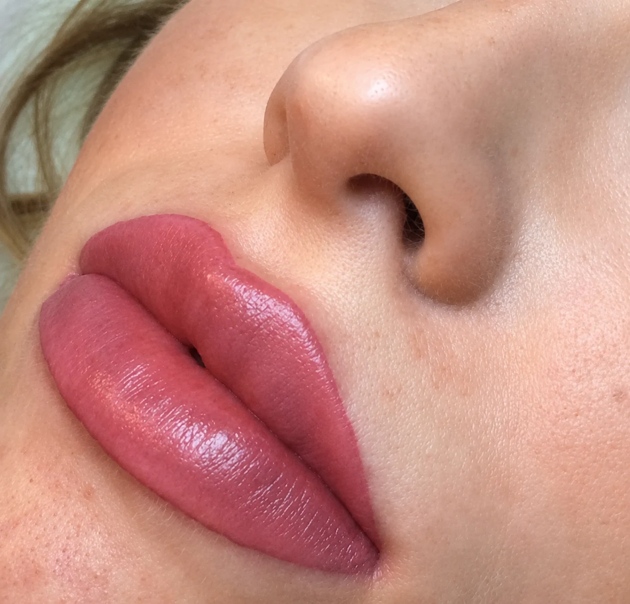 Permanent Make-up der Lippen in einem sanften Roséton